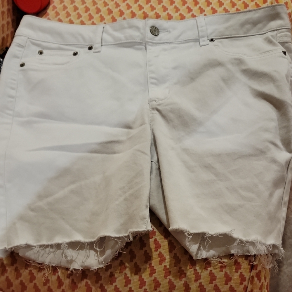 White Jean Shorts with Distressed Hem and Cotton Blend